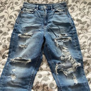 AE DISTRESSED MOM JEANS